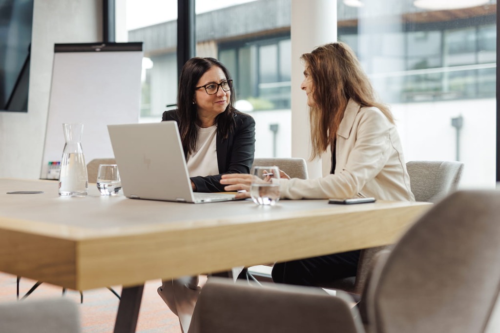 Barbara im Gespräch bei einer Case Study